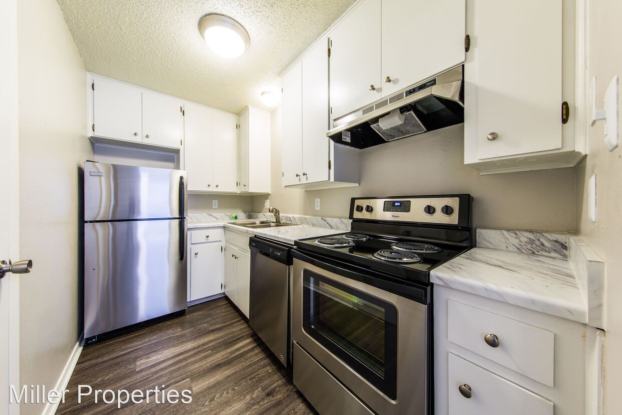 Primary Photo - 105 W 38th 1/2 St