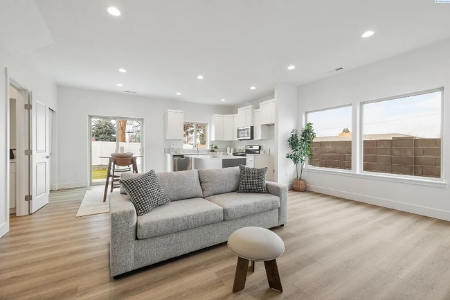 Building Photo - 1008 S Underwood St