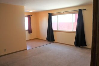 Building Photo - 906 C Ave NW