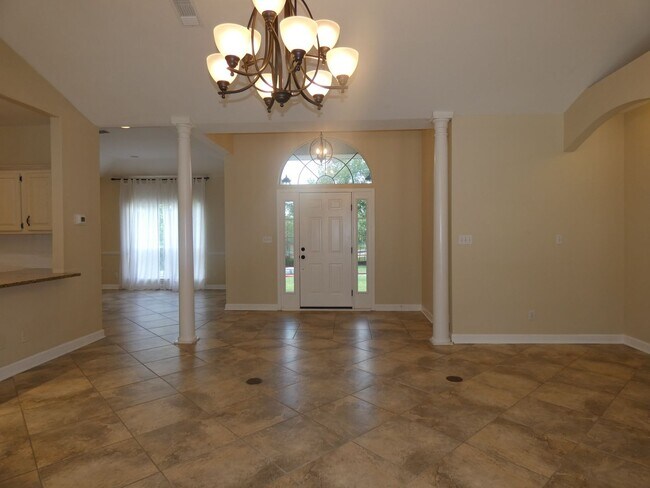 Foto del edificio - Spacious 4-Bedroom Pool Home