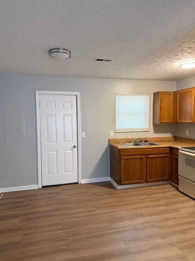 Foto del edificio - Sevierville 37862 - 2 bedroom, 1 bath apartment - Call Linda Meese (865) 591-6004