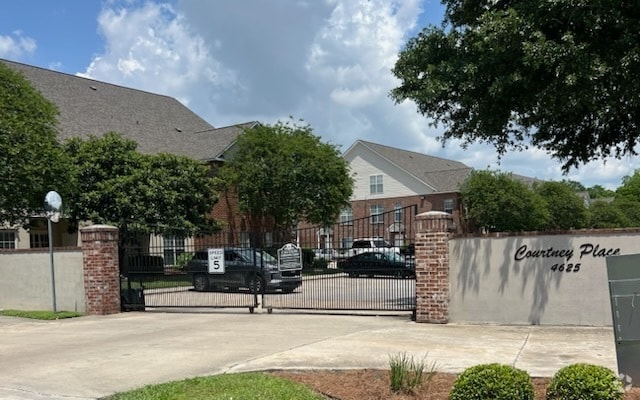 Building Photo - 4625 Burbank Dr