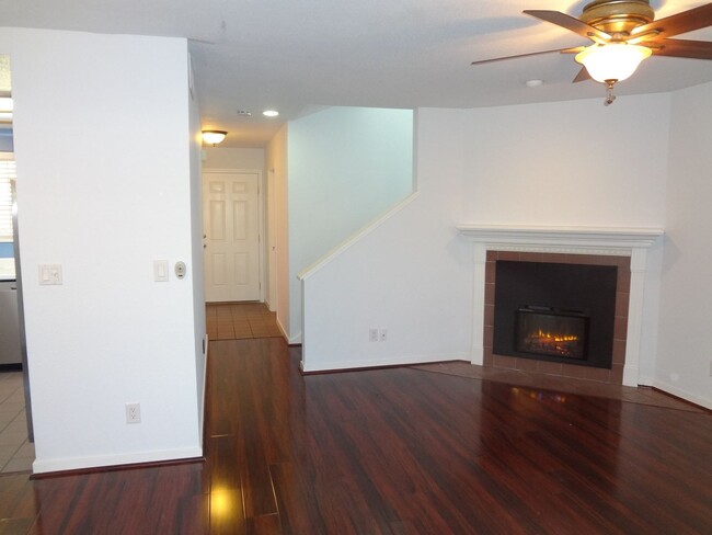Building Photo - AVAILABLE NOW!!! Beautiful 3 Bed/2.5 Townh...