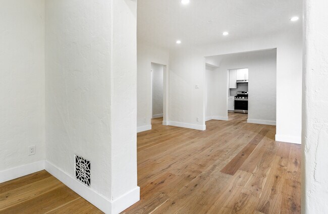 Building Photo - 452 S Roxbury Dr