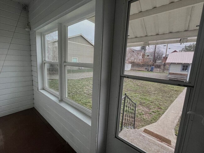 Foto del edificio - Immaculate 2 Bedroom Home with a Fenced Yard
