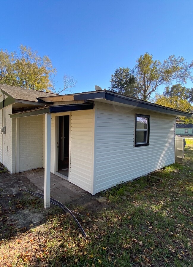 Building Photo - 2626 Dellwood Ave
