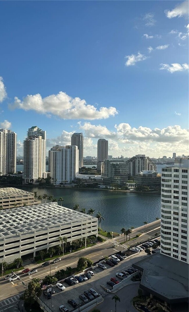 Foto del edificio - 950 Brickell Bay Dr