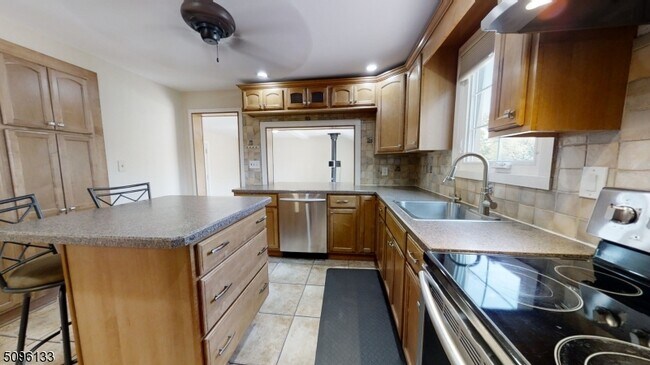 Foto del edificio - 241 Oak Ridge Rd