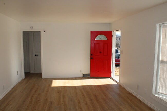 Foto del edificio - Cozy 2-bedroom, 1 full bath with vanity home located in Kansas City, MO