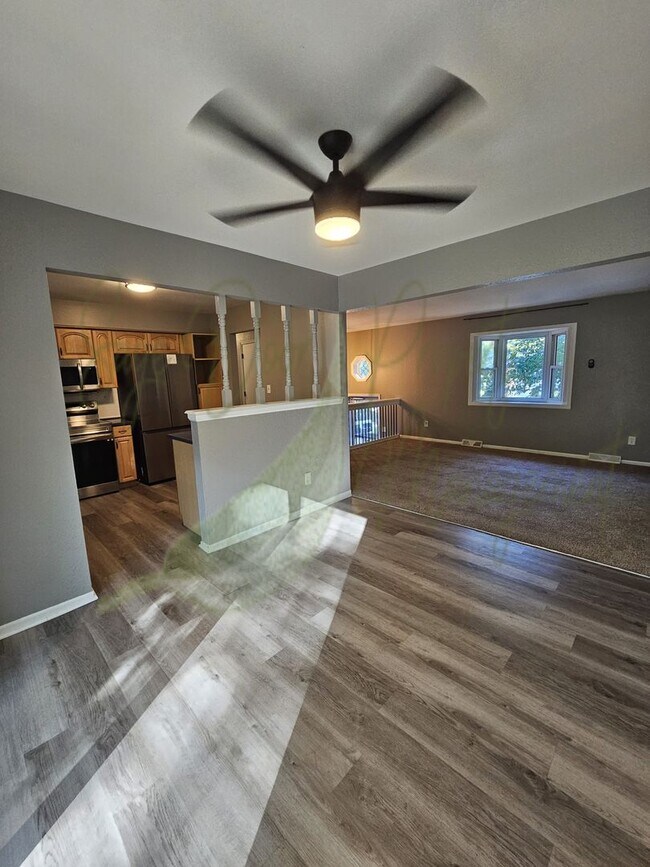 Building Photo - BEAUTIFUL UPDATES!!