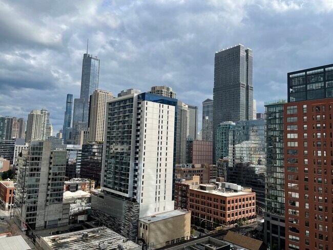 Foto del edificio - 330 W Grand Ave