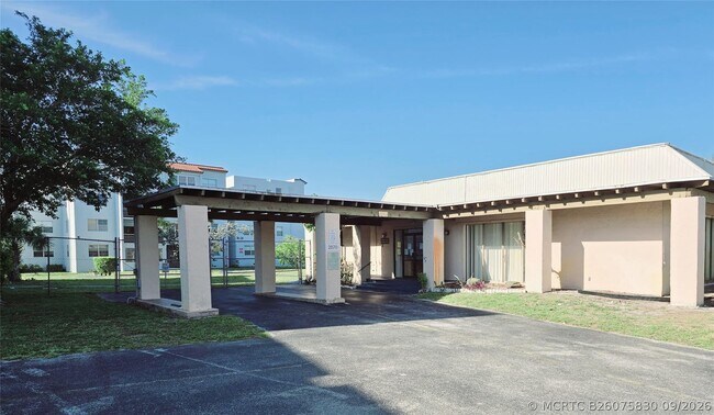 Building Photo - 2860 Somerset Dr