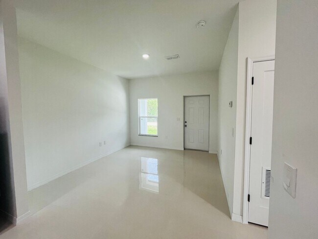 Foto del edificio - BRAND NEW TWO BED-TWO BATH-SW LEHIGH ACRES