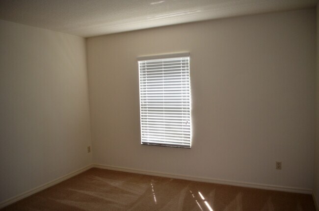 Building Photo - 2/2.5 Townhouse with 2-Car Garage in Turtl...