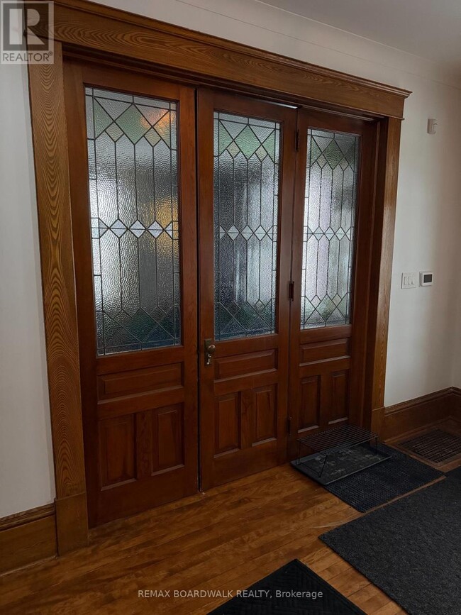 Photo du bâtiment - 114 Lake Ave W