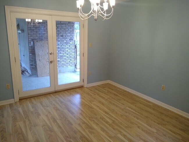 Building Photo - Beautiful 3 Bedroom 2 Bath Home