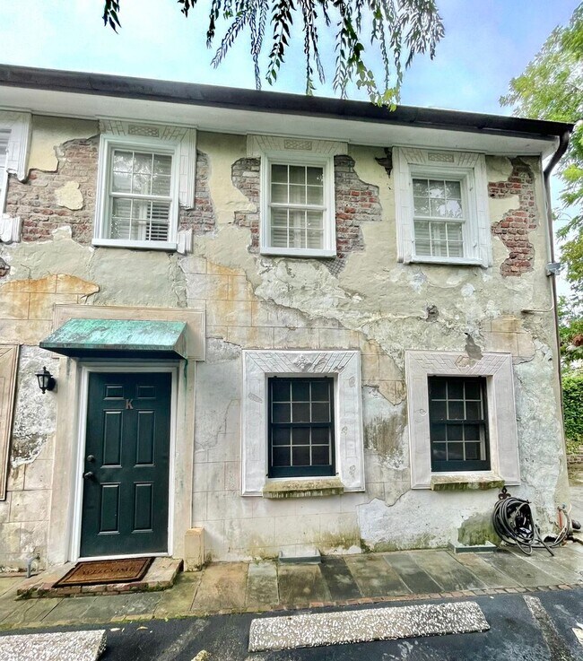 Building Photo - Charming fully furnished one bedroom condo...