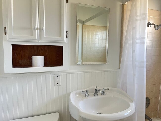 Building Photo - Clean and bright Single level Home - Great central location in SLO neighborhood