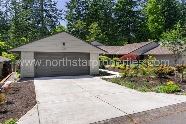 Building Photo - Beautifully fully remodeled Lake Oswego Du...