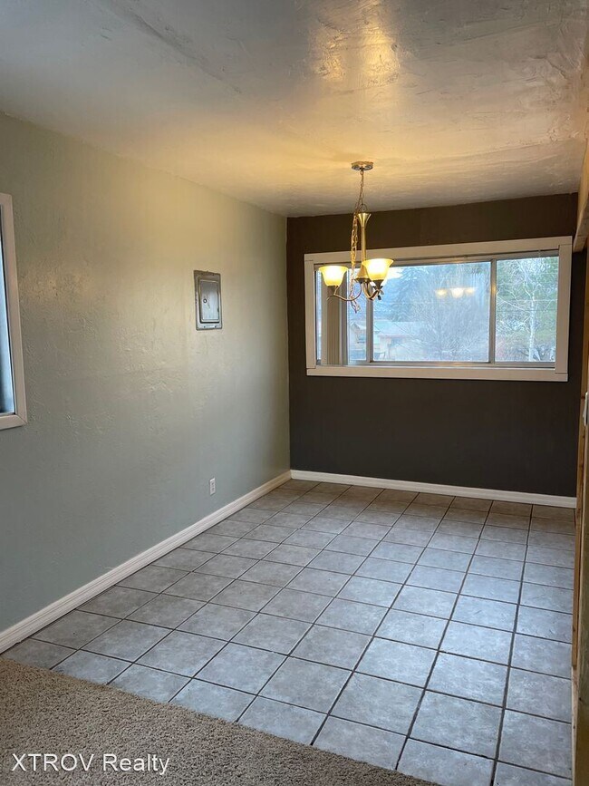 Building Photo - 4 br, 1 bath House - 609 E 3rd St