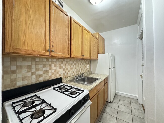 Foto del edificio - 1367 W Estes Ave