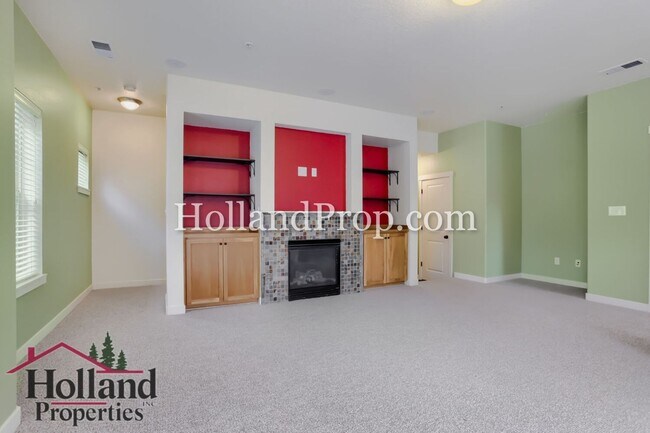 Building Photo - Lovely Condo with 2 primary suites in Hillsboro