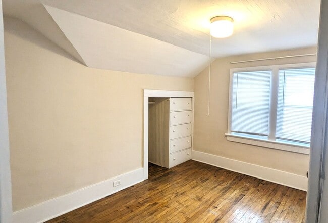 Building Photo - 1093 W. Southern, 2 bedroom apartment