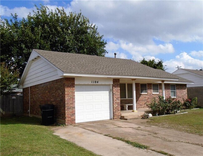 Building Photo - 1104 N Gale Ave