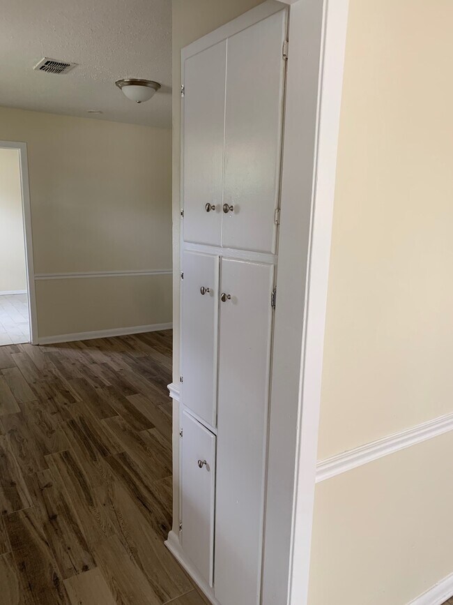 Building Photo - Quite central located home 3 Bedroom 1 Bat...
