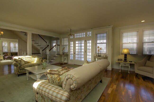 Building Photo - 2 S Dudley Ave