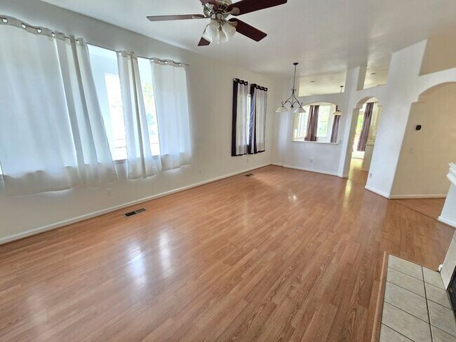 Foto del edificio - Stylish 4-Bedroom Home Near Red Hawk Golf ...