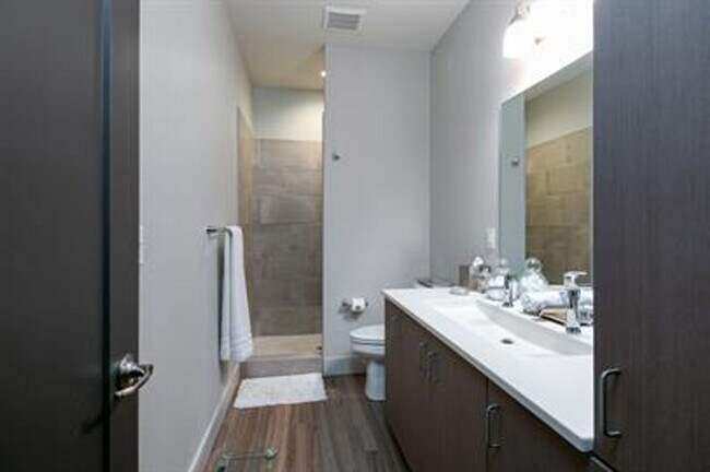 Building Photo - Luxury Townhome in Colbert Hills Golf Course Area!