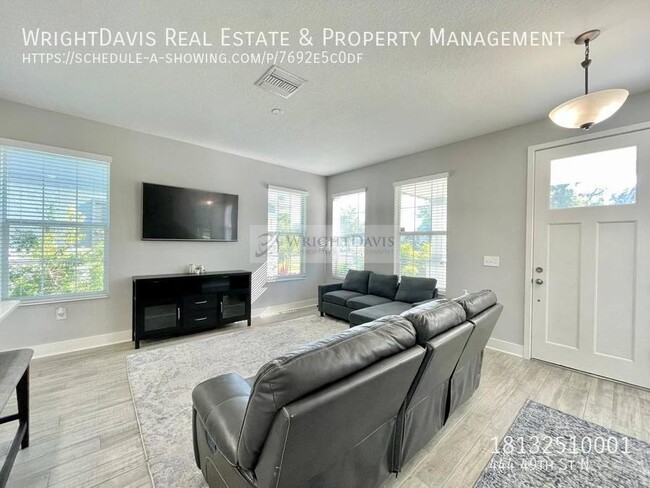 Building Photo - Beautiful newer 3/2.5 home in St. Pete!