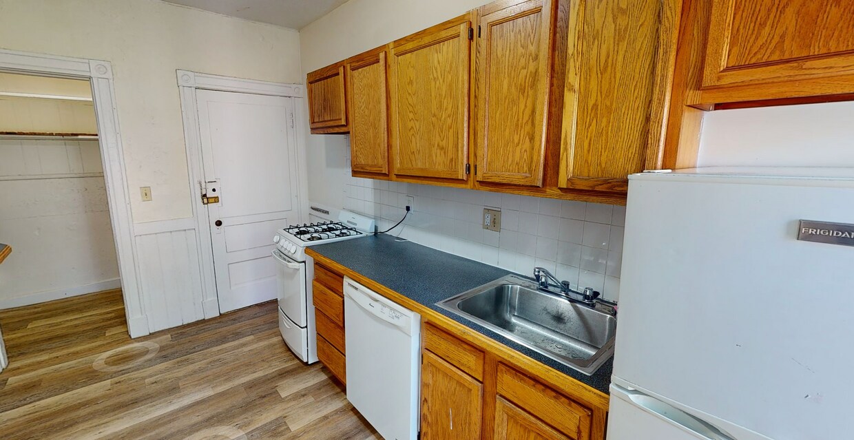 Primary Photo - Avl 9/1! No Fee! Sunny 3BR on Brighton/Bro...