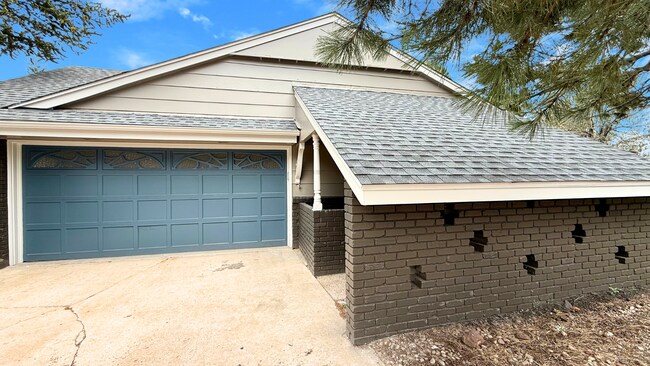 Foto del edificio - Stylish 3-Bedroom Remodel with Two Firepla...