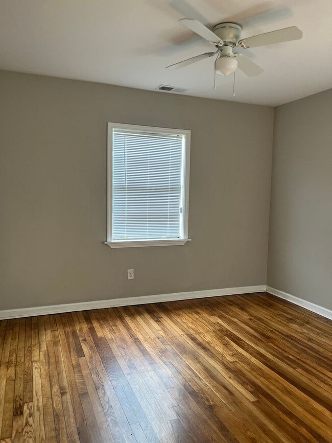 Building Photo - Renovated 2 bedroom 1 bathroom !