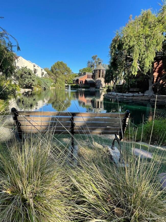 Relájese junto al lago - 4904 Maytime Ln