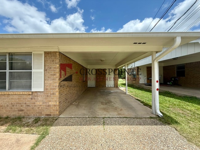 Building Photo - Charming 2-Bedroom 1-Bathroom Duplex!