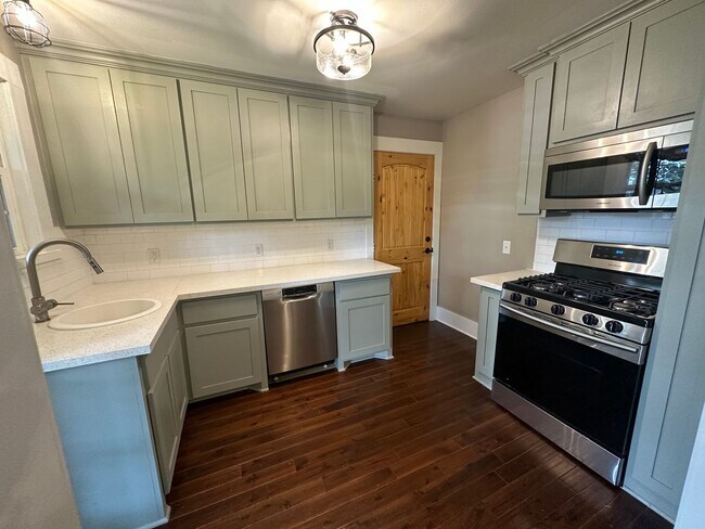 Building Photo - Remodeled 2 Bedroom Apartment