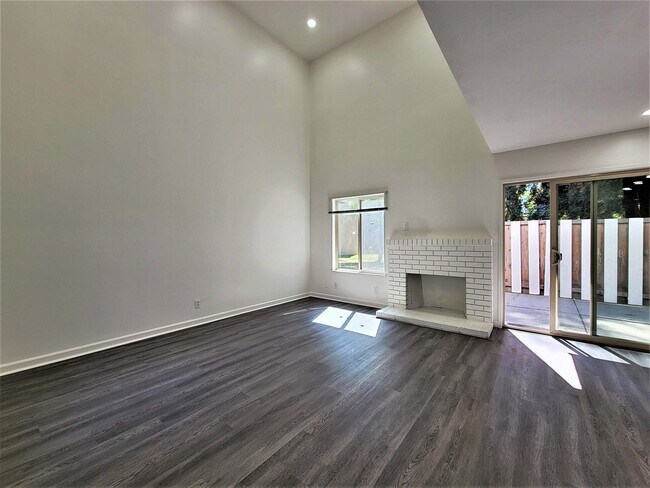 Building Photo - 2553 Lancaster Ct