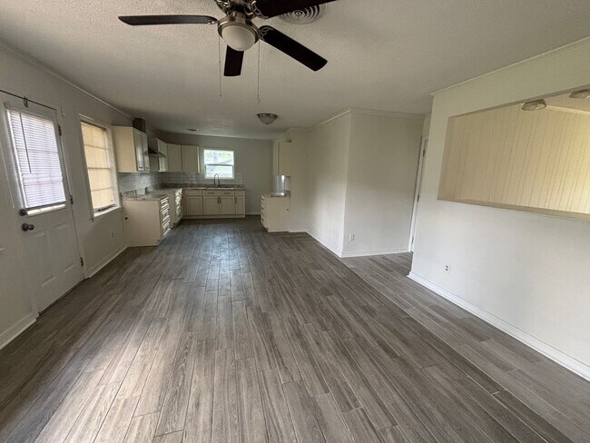 Foto del edificio - CHARMING UPDATED HOME IN MCRARY'S SOUTHERN HILLS