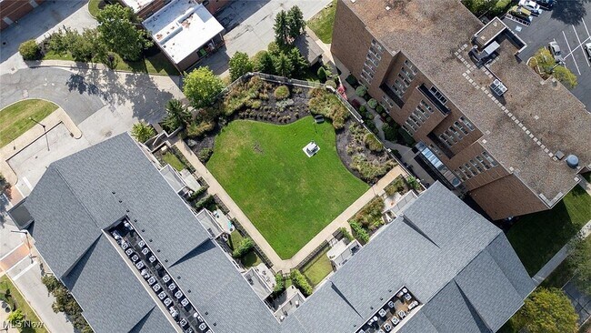 Foto del edificio - 16800 Van Aken Blvd