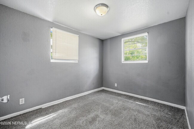 Foto del edificio - 1658 W 10th St
