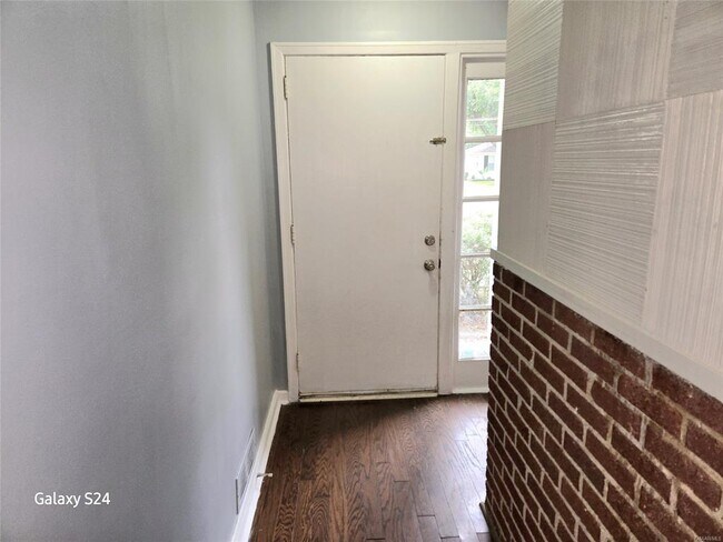 Foto del edificio - 2141 Meadowlane Dr