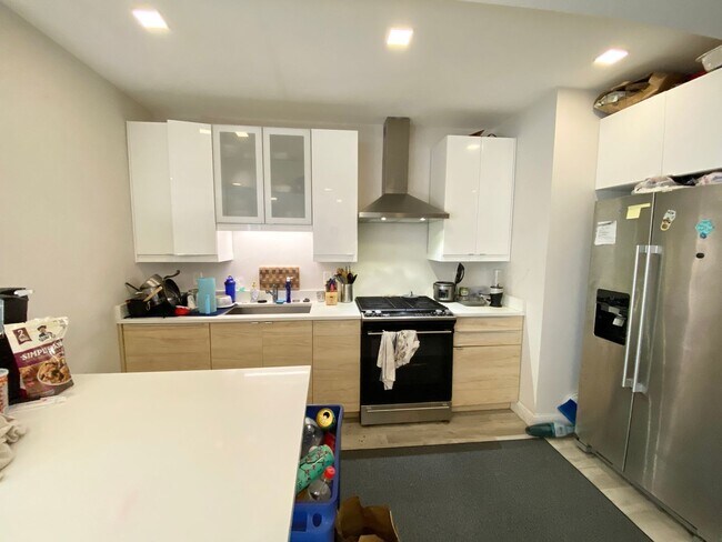 Foto del edificio - Spacious 5 Bedroom • 3 Bathroom in Mission Hill | In-Unit Laundry | Parking Available | 9/1/2026