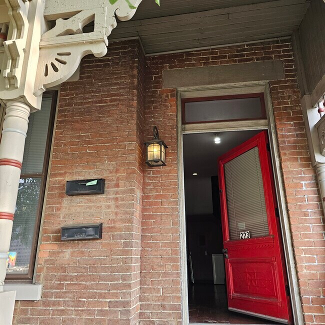 Foto del edificio - 223 W 4th St