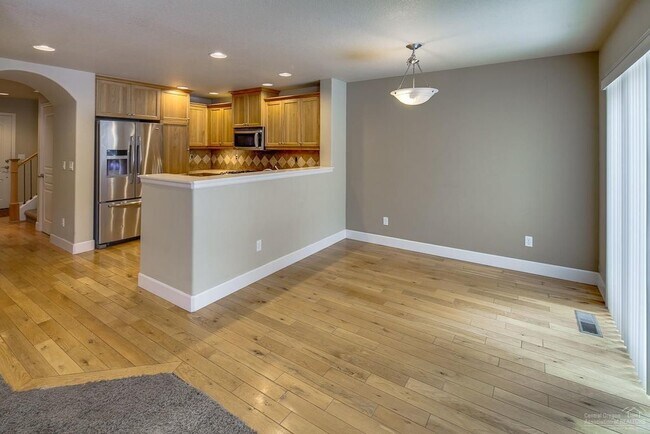 Foto del edificio - Beautiful 3 Bed/2.5 Bath Two-Story Duplex ...