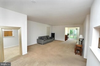 Building Photo - 29 Village Ln