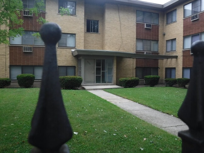 Building Photo - 84th Place & Ingleside
