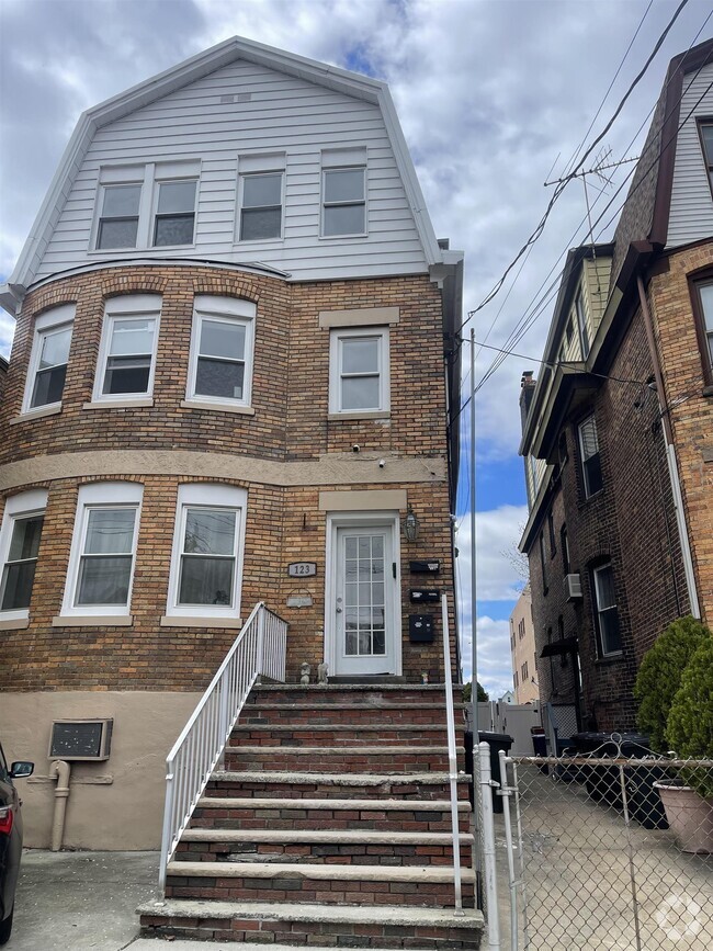 Building Photo - 123 Avenue C